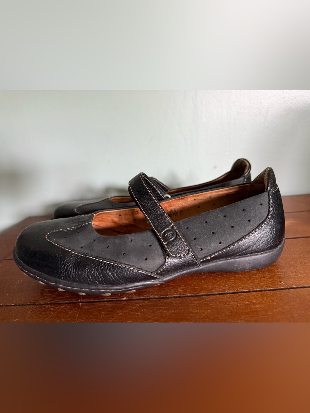 Born Women’s Black Leather Adjustable Strap Mary Jane Flats Size 9/EU 40.5 - Picture 2 of 9
